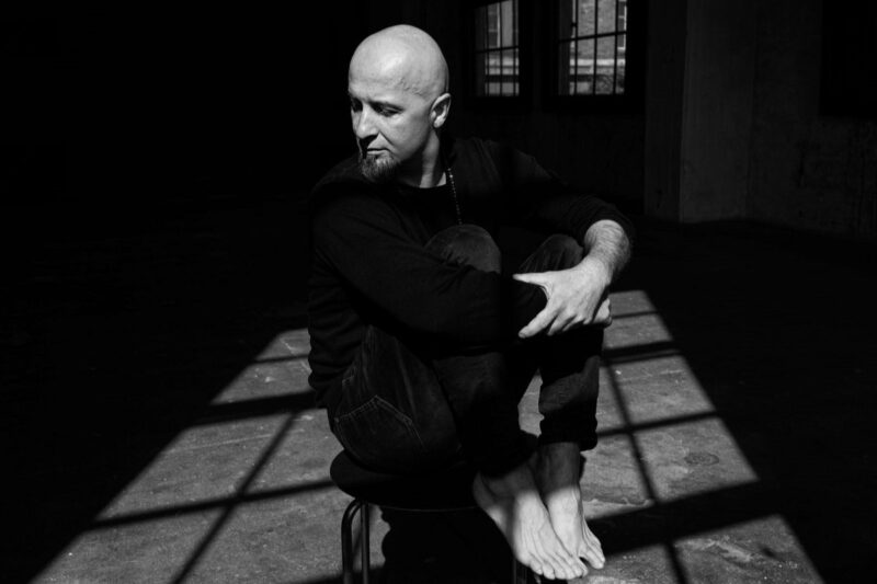 Konrad Ciesielski zapowiada koncert projektu Koniec Collective